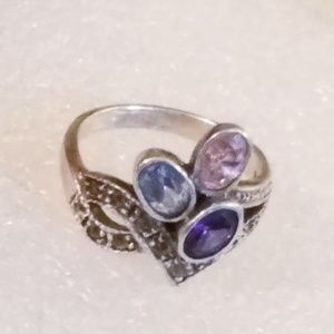 Womens sz 7 ring with three stone setting in blue